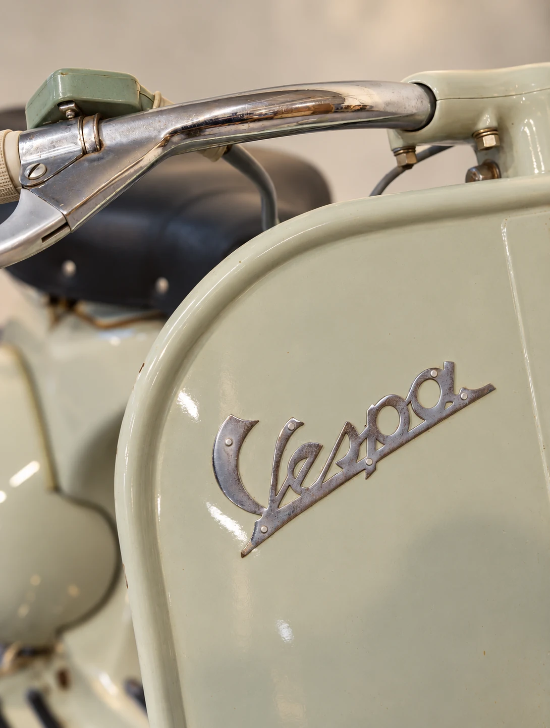The original metal Vespa script on the pale green Faro basso leg shield.