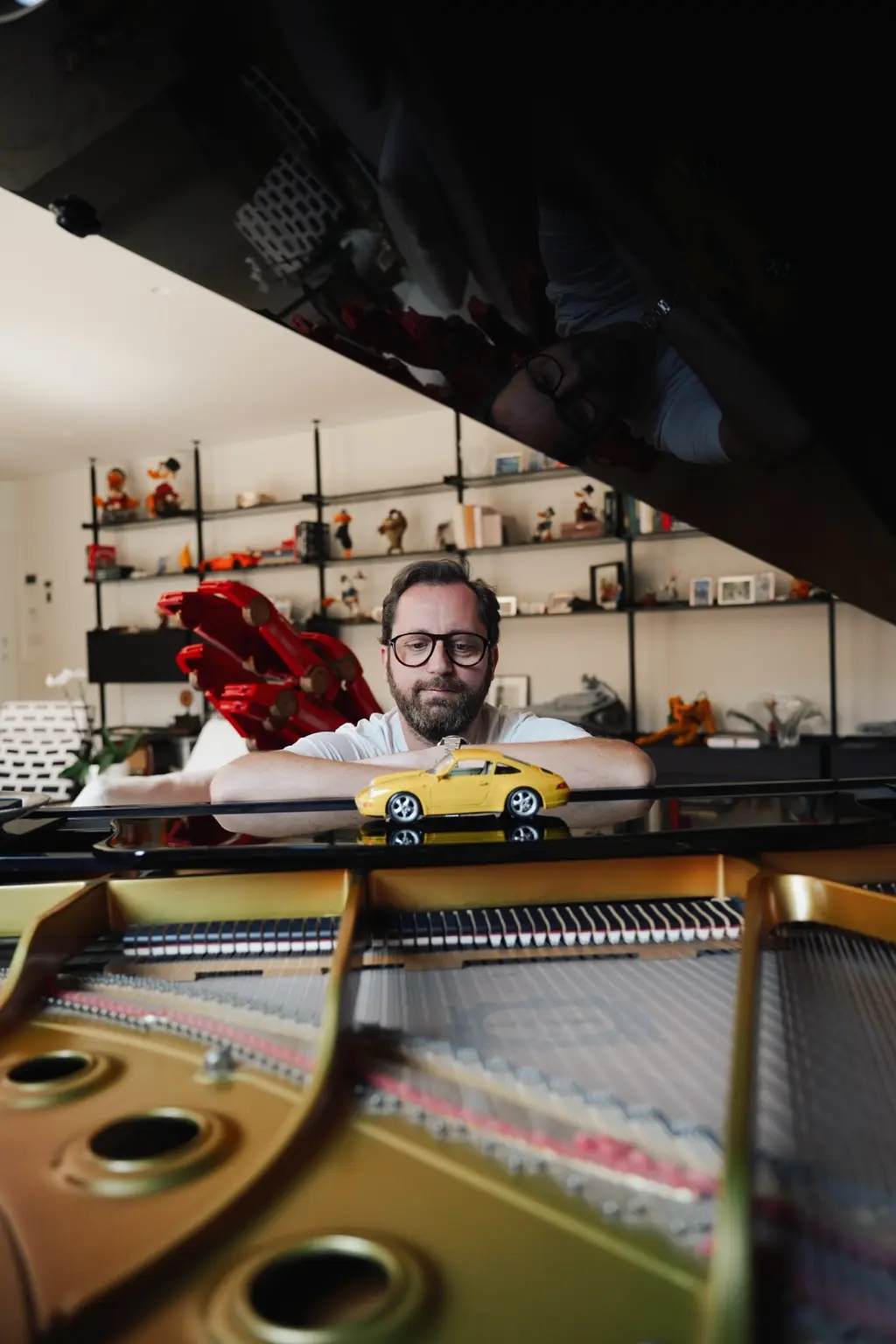 Andrea with the yellow Porsche 993 model on a grand piano